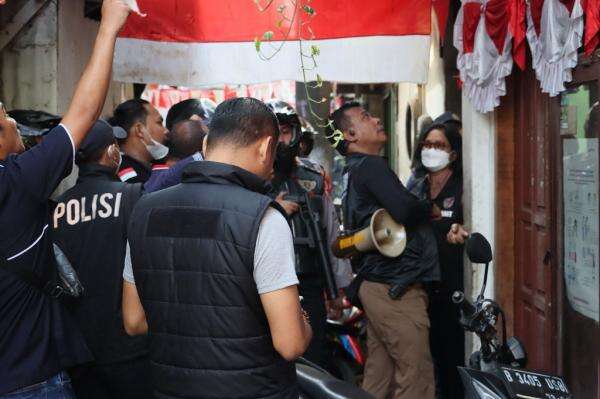 Polisi Gerebek Kampung Ambon dan Kampung Boncos terkait Kasus Narkoba Polisi Gerebek Kampung Ambon dan Kampung Boncos terkait Kasus Narkoba