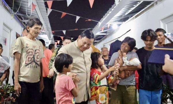 Prabowo Temui Sejumlah Warga Ex Pinggiran Rel Kereta di Hunian Barunya Prabowo Temui Sejumlah Warga Ex Pinggiran Rel Kereta di Hunian Barunya