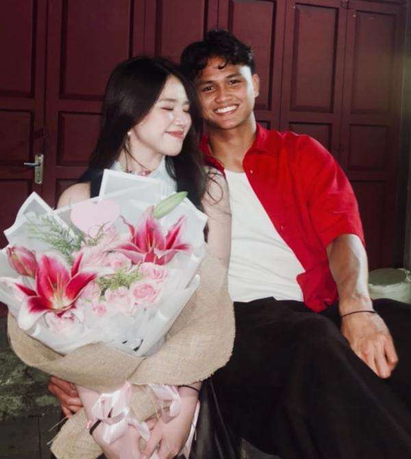 Potret Romantis Anneth Dirangkul Hokky Caraka Sambil Pegang Buket Bunga, Pacaran? Potret Romantis Anneth Dirangkul Hokky Caraka Sambil Pegang Buket Bunga, Pacaran?