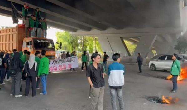 Ratusan Mahasiswa BEM SI Jakarta Mulai Padati Gedung DPR RI, Massa Terus Berdatangan Ratusan Mahasiswa BEM SI Jakarta Mulai Padati Gedung DPR RI, Massa Terus Berdatangan