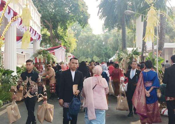 Masyarakat Mulai Padati Istana Jelang Upacara Penurunan Bendera Merah Putih Masyarakat Mulai Padati Istana Jelang Upacara Penurunan Bendera Merah Putih