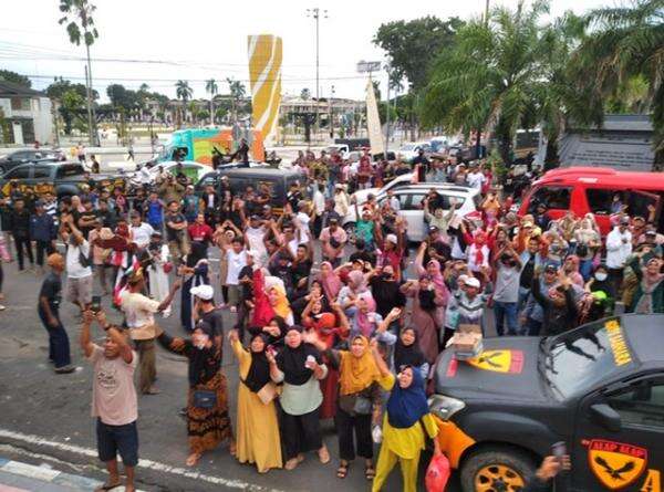 Ratusan Warga Gruduk Pendopo Jember, Tuntut Perbaikan Jalan Ratusan Warga Gruduk Pendopo Jember, Tuntut Perbaikan Jalan