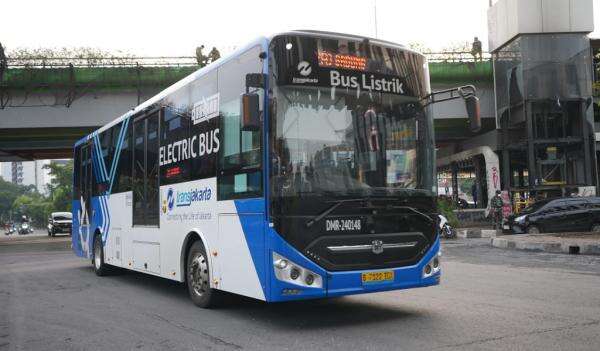Truk Tabrak Separator Busway Bikin Macet di Cawang, 15 Rute Transjakarta Terlambat Truk Tabrak Separator Busway Bikin Macet di Cawang, 15 Rute Transjakarta Terlambat