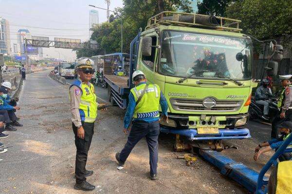 Truk Tabrak Separator Busway di Jalan Gatot Subroto Jaksel, Lalin Sempat Tersendat Truk Tabrak Separator Busway di Jalan Gatot Subroto Jaksel, Lalin Sempat Tersendat