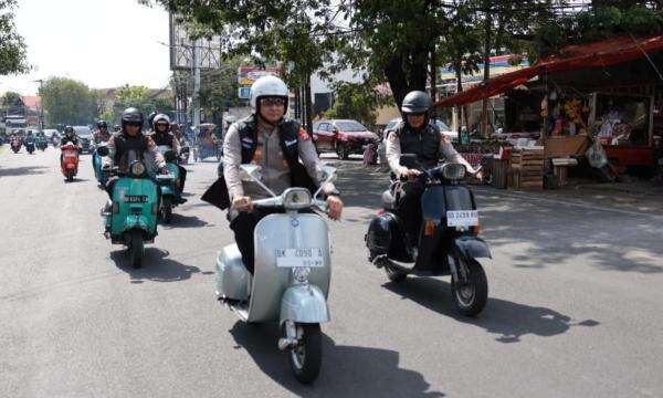 Kapolres Gowa "MAS" Sosok Humanis Pecinta Vespa Vintage yang Gemar Nongkrong Bareng Warga
