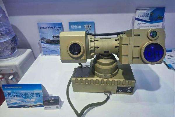 China Kenalkan Senjata Laser Genggam Lijian untuk Jatuhkan Drone China Kenalkan Senjata Laser Genggam Lijian untuk Jatuhkan Drone