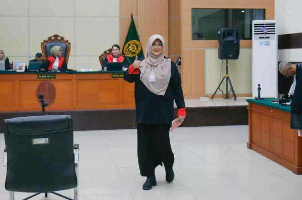 Dokter Tifa Sudah Siapkan 2.000 Pertanyaan untuk Jokowi jika Sidang Berlanjut Dokter Tifa Sudah Siapkan 2.000 Pertanyaan untuk Jokowi jika Sidang Berlanjut