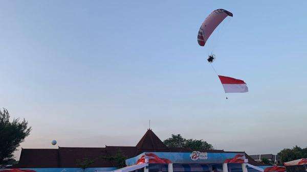 Aksi Paralayang Semarakkan Peringatan HUT Ke-80 Bhayangkara di Satlat Brimob Cikeas Aksi Paralayang Semarakkan Peringatan HUT Ke-80 Bhayangkara di Satlat Brimob Cikeas