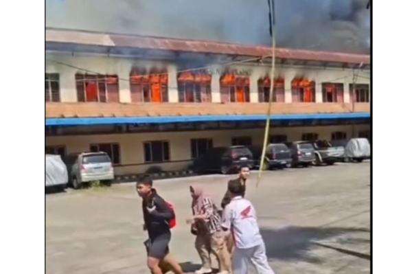Kebakaran Hotel di Labuhanbatu, 12 Kamar Ludes Dilahap Api akibat Korsleting Listrik Kebakaran Hotel di Labuhanbatu, 12 Kamar Ludes Dilahap Api akibat Korsleting Listrik