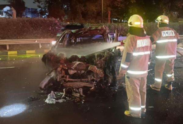 Kronologi Kecelakaan Maut di Tol Jagorawi: Jeep Mercedes Tabrak Truk hingga Terbakar Kronologi Kecelakaan Maut di Tol Jagorawi: Jeep Mercedes Tabrak Truk hingga Terbakar