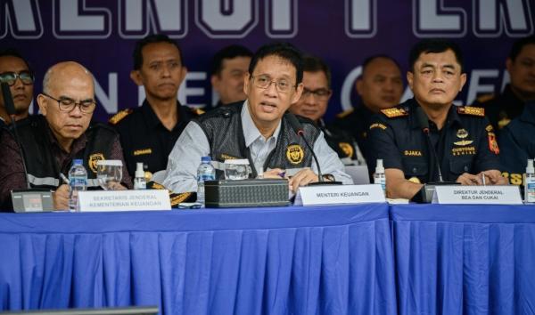 Purbaya Sebut 43 Kontainer Pakaian Bekas Impor Ilegal Bakal Dimusnahkan Purbaya Sebut 43 Kontainer Pakaian Bekas Impor Ilegal Bakal Dimusnahkan