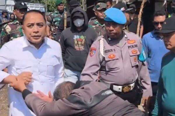 Eri Cahyadi Ngamuk Tegur Warga Pemilah Sampah Liar di Surabaya, Sempat Adu Mulut Eri Cahyadi Ngamuk Tegur Warga Pemilah Sampah Liar di Surabaya, Sempat Adu Mulut