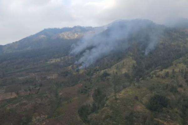 Kebakaran di Kawah Ijen, Helikopter Water Bombing Diterjunkan Padamkan Titik Api Kebakaran di Kawah Ijen, Helikopter Water Bombing Diterjunkan Padamkan Titik Api