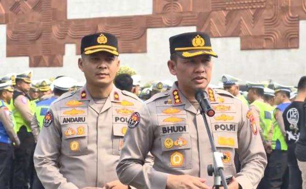 Polda Metro Jaya Kawal Demo Mahasiswa di Jakarta, Aparat Tak Bawa Senpi Polda Metro Jaya Kawal Demo Mahasiswa di Jakarta, Aparat Tak Bawa Senpi