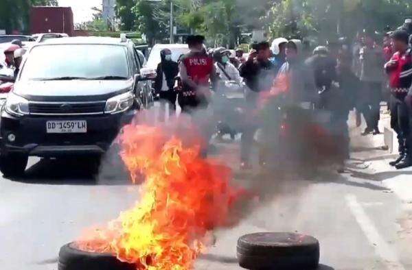 Demo di Kantor Pos Sungguminasa Gowa Ricuh, Pintu Kaca Pecah Demo di Kantor Pos Sungguminasa Gowa Ricuh, Pintu Kaca Pecah