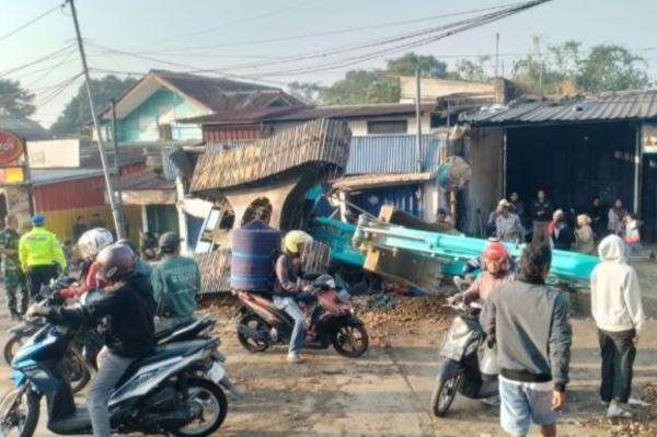 Kecelakaan Truk Angkut Ekskavator Tabrak Mobil Sayur di Cianjur, 2 Orang Tewas Tergencet Kecelakaan Truk Angkut Ekskavator Tabrak Mobil Sayur di Cianjur, 2 Orang Tewas Tergencet