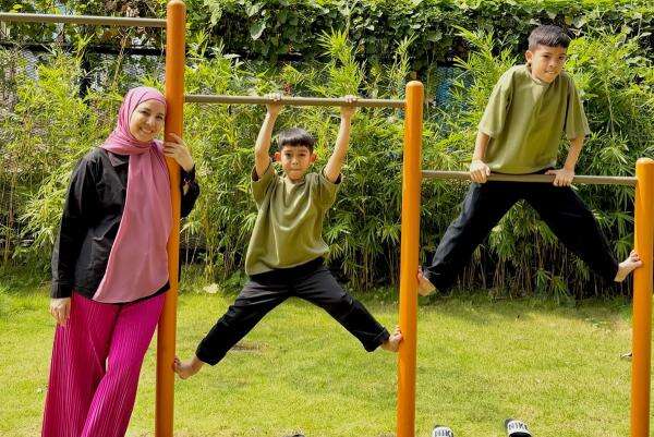 Parenting Unik ala Tya Ariestya, Beri HP Jadul Rp150 Ribu ke Anak Parenting Unik ala Tya Ariestya, Beri HP Jadul Rp150 Ribu ke Anak