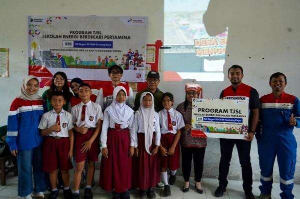 Pertamina NRE Hadirkan Energi Surya dan Air Bersih di SD Gunung Bayu Simalungun Pertamina NRE Hadirkan Energi Surya dan Air Bersih di SD Gunung Bayu Simalungun