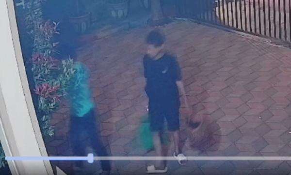 2 Bocah di Bangkalan Satroni Sekolah, Embat Uang Rp1,5 Juta hingga Makan di Ruang Guru 2 Bocah di Bangkalan Satroni Sekolah, Embat Uang Rp1,5 Juta hingga Makan di Ruang Guru