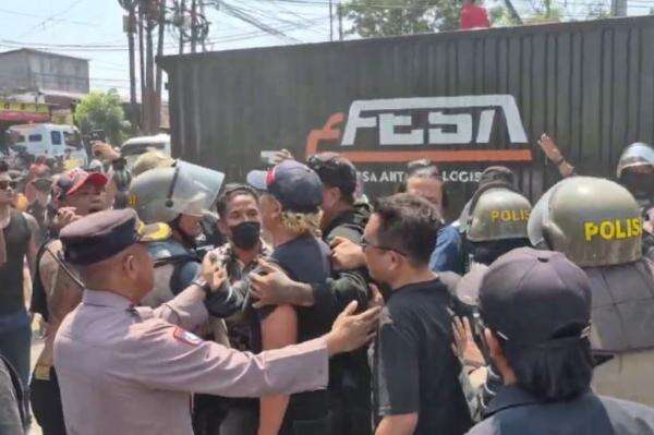 Massa Pro dan Kontra Sudewo Bentrok di Tipikor Semarang, Polisi Turun Tangan Massa Pro dan Kontra Sudewo Bentrok di Tipikor Semarang, Polisi Turun Tangan