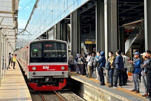 Tawuran Pecah di Dekat Rel Manggarai-Pasar Minggu, KRL Lintas Bogor Terganggu Tawuran Pecah di Dekat Rel Manggarai-Pasar Minggu, KRL Lintas Bogor Terganggu