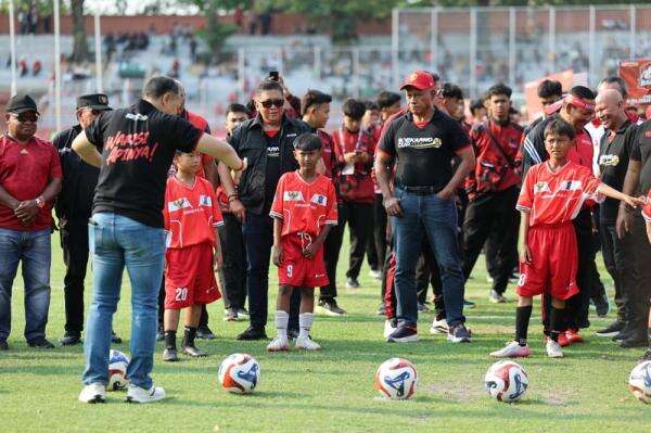 Soekarno Cup 2026 Resmi Dimulai di Surabaya! 16 Tim Berebut Trofi, Panggung Talenta Muda Soekarno Cup 2026 Resmi Dimulai di Surabaya! 16 Tim Berebut Trofi, Panggung Talenta Muda