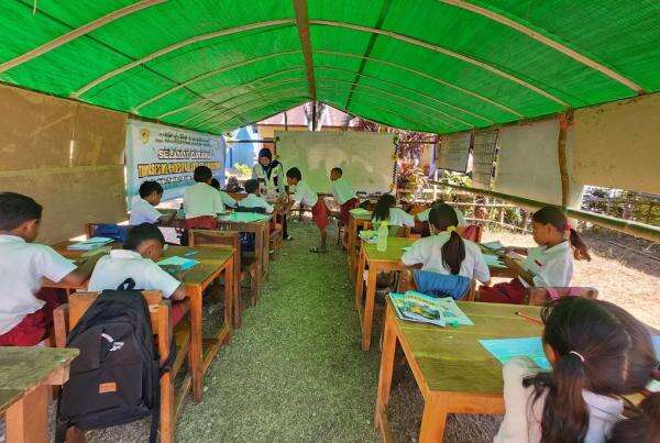 Kemendikdasmen Dirikan Tenda untuk Sekolah Darurat Siswa Terdampak Gempa M7,7 NTT Kemendikdasmen Dirikan Tenda untuk Sekolah Darurat Siswa Terdampak Gempa M7,7 NTT