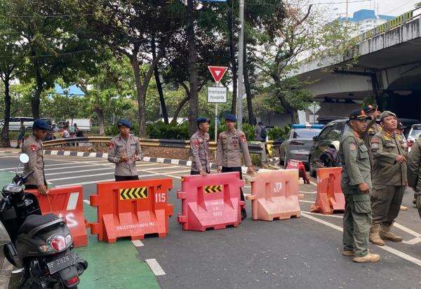 Ada Demo Buruh Hari Ini, Jalan Depan Gedung DPR Ditutup Ada Demo Buruh Hari Ini, Jalan Depan Gedung DPR Ditutup