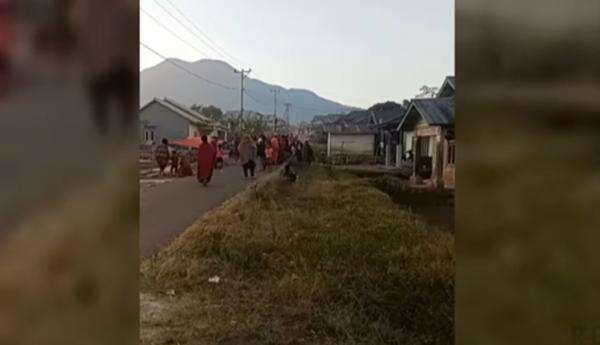 Gempa Besar M7,7 Guncang Nagekeo NTT, 2 Orang Meninggal Dunia di Sikka Gempa Besar M7,7 Guncang Nagekeo NTT, 2 Orang Meninggal Dunia di Sikka