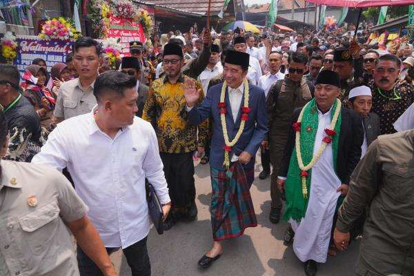 Jokowi Hadiri Acara Khitanan Anak Ustadz Ujang Busthomi di Cirebon Jokowi Hadiri Acara Khitanan Anak Ustadz Ujang Busthomi di Cirebon