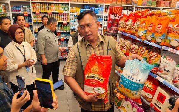 Bulog Diminta Optimalkan Penyaluran Beras Premium ke Ritel Modern Bulog Diminta Optimalkan Penyaluran Beras Premium ke Ritel Modern