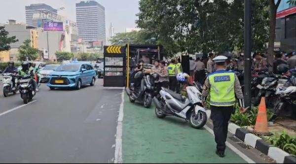 Jelang Demo BEM UI di Bundaran HI, Polisi Mulai Siapkan Blokade Jalan Jelang Demo BEM UI di Bundaran HI, Polisi Mulai Siapkan Blokade Jalan