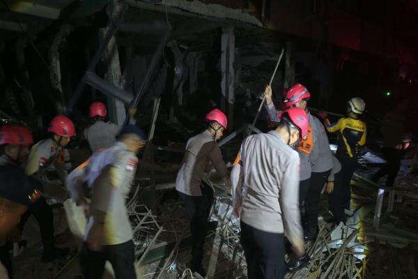 Gegana Polda Metro Sterilisasi Lokasi Ledakan Pasar Cimanggis Tangsel Gegana Polda Metro Sterilisasi Lokasi Ledakan Pasar Cimanggis Tangsel