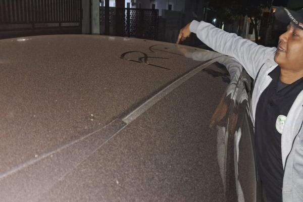 Abu Vulkanik Gunung Anak Krakatau Kepung Banten, Debu Selimuti Mobil dan Motor Abu Vulkanik Gunung Anak Krakatau Kepung Banten, Debu Selimuti Mobil dan Motor