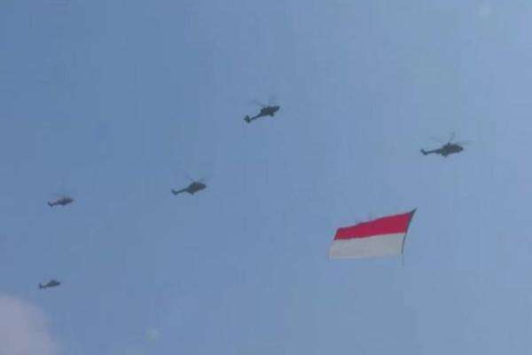 Helikopter TNI dan Polri Bentuk Formasi Gabungan Kibarkan Bendera Merah Putih di Langit Istana Merdeka Helikopter TNI dan Polri Bentuk Formasi Gabungan Kibarkan Bendera Merah Putih di Langit Istana Merdeka