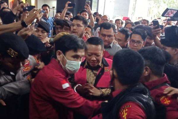 Momen Eks Jampidsus Febrie Tiba di PN Jakpus Jalani Sidang Dakwaan, Pakai Baju Tahanan Momen Eks Jampidsus Febrie Tiba di PN Jakpus Jalani Sidang Dakwaan, Pakai Baju Tahanan