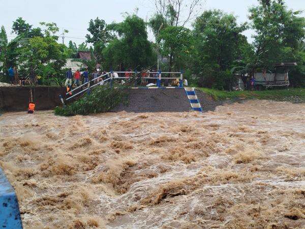 Plengsengan Bendungan Balongsono Jombang Jebol, Warga Gotong royong Tutup dengan Sandbag Plengsengan Bendungan Balongsono Jombang Jebol, Warga Gotong royong Tutup dengan Sandbag