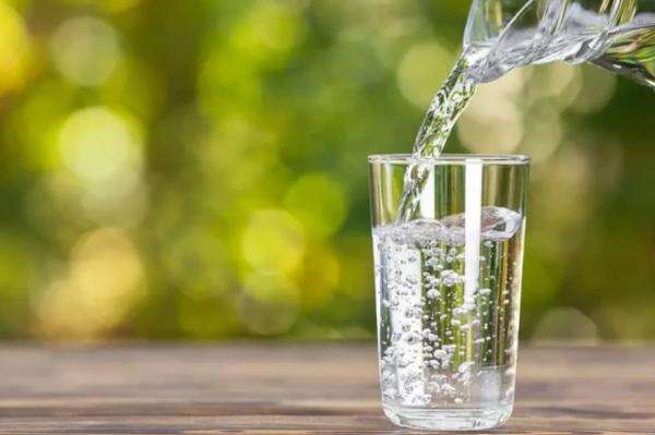 5 Mitos Minum Air Putih yang Perlu Diketahui, Tak Sekadar 8 Gelas Sehari 5 Mitos Minum Air Putih yang Perlu Diketahui, Tak Sekadar 8 Gelas Sehari