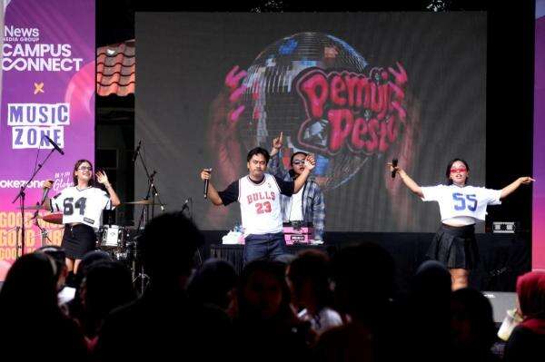 The Lantis Ajak Mahasiswa UPN Veteran Jakarta Sing Along Lagu Lampu Merah The Lantis Ajak Mahasiswa UPN Veteran Jakarta Sing Along Lagu Lampu Merah
