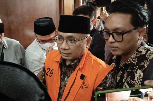 Gus Yaqut Disambut Sholawat di Sidang Perdana, Didakwa Rugikan Negara Rp622 Miliar Gus Yaqut Disambut Sholawat di Sidang Perdana, Didakwa Rugikan Negara Rp622 Miliar