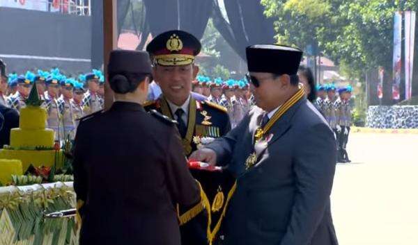 Momen Prabowo Potong Tumpeng dan Serahkan kepada Kapolri di Hari Bhayangkara Momen Prabowo Potong Tumpeng dan Serahkan kepada Kapolri di Hari Bhayangkara