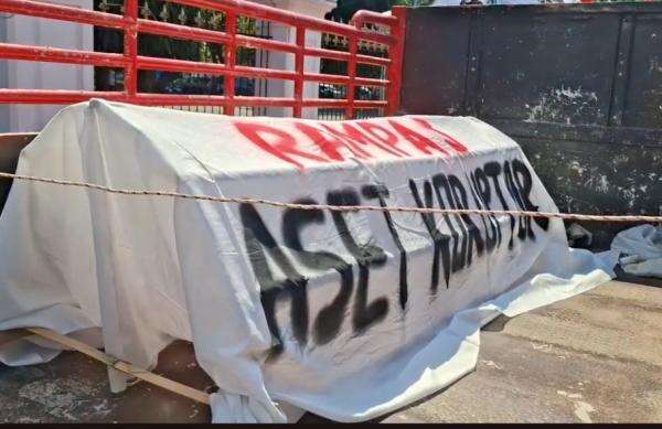 Bawa Keranda, Massa AMPB Pati Berangkat Demo ke Gedung DPR dengan 4 Bus Bawa Keranda, Massa AMPB Pati Berangkat Demo ke Gedung DPR dengan 4 Bus