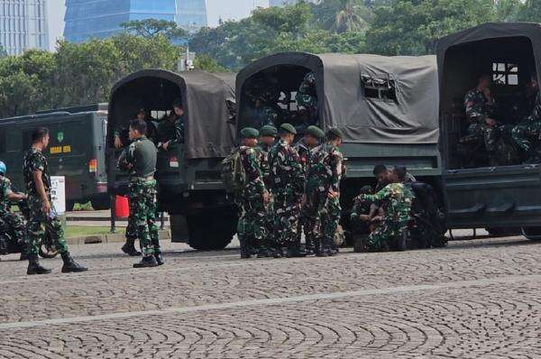 Demo BEM UI Hari Ini, Kendaraan Taktis TNI hingga Brimob Disiagakan di Monas Demo BEM UI Hari Ini, Kendaraan Taktis TNI hingga Brimob Disiagakan di Monas