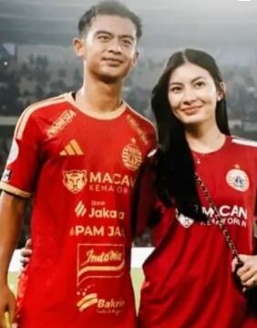 Potret Inka Andestha Setia Dukung Pratama Arhan di SUGBK saat Persija vs Persib, Menawan Pakai Jersey Merah Potret Inka Andestha Setia Dukung Pratama Arhan di SUGBK saat Persija vs Persib, Menawan Pakai Jersey Merah