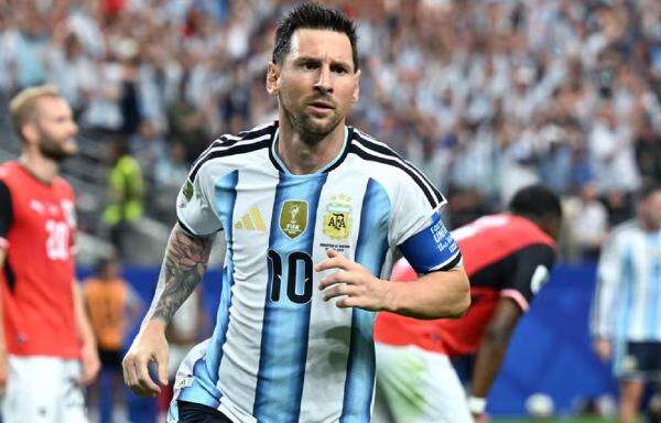 Messi Berbincang Serius dengan Bintang Austria Usai Pecahkan Rekor Gol Piala Dunia, Diduga Ini yang Dibahas Messi Berbincang Serius dengan Bintang Austria Usai Pecahkan Rekor Gol Piala Dunia, Diduga Ini yang Dibahas