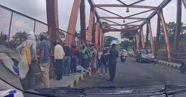 Heroik, Ipda Arel Turun Kedaraan Dekati Wanita Depresi Coba Bunuh Diri Heroik, Ipda Arel Turun Kedaraan Dekati Wanita Depresi Coba Bunuh Diri
