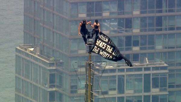Aksi Nekat Melamar di Puncak Gedung Empire State, Pasangan Rusia Ditangkap Aksi Nekat Melamar di Puncak Gedung Empire State, Pasangan Rusia Ditangkap