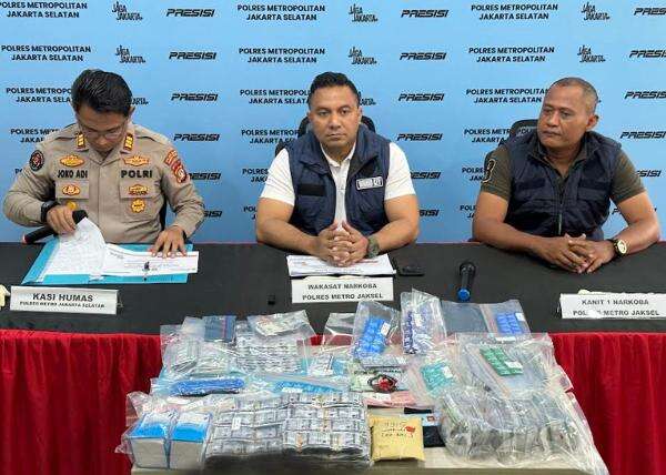 3 Pengedar Obat Terlarang di Jaksel Ditangkap, ModusKonter Pulsa hingga Jual Air Mineral 3 Pengedar Obat Terlarang di Jaksel Ditangkap, ModusKonter Pulsa hingga Jual Air Mineral