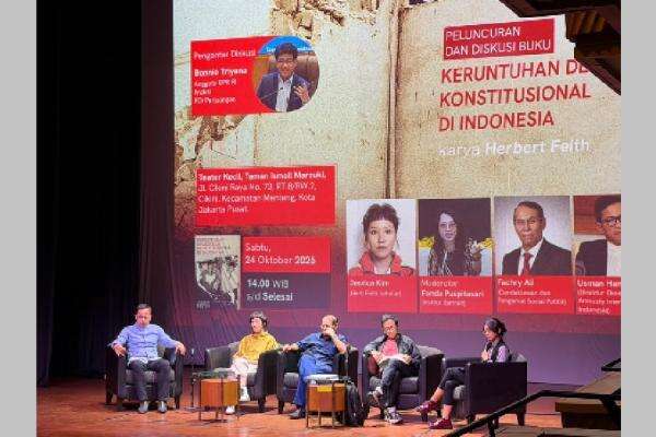 Peluncuran Buku Herbert Feith, Bonnie Triyana Soroti Ancaman Demokrasi Tanpa Kendali Konstitusi Peluncuran Buku Herbert Feith, Bonnie Triyana Soroti Ancaman Demokrasi Tanpa Kendali Konstitusi