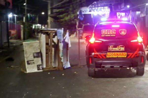 Bubarkan Tawuran Warga dengan Geng Motor di Makassar, Polisi Lepaskan Tembakan ke Udara Bubarkan Tawuran Warga dengan Geng Motor di Makassar, Polisi Lepaskan Tembakan ke Udara
